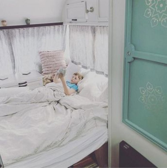 تحول كارافاناً اشترته من فيس بوك لمنزل جميل صورة رقم 5