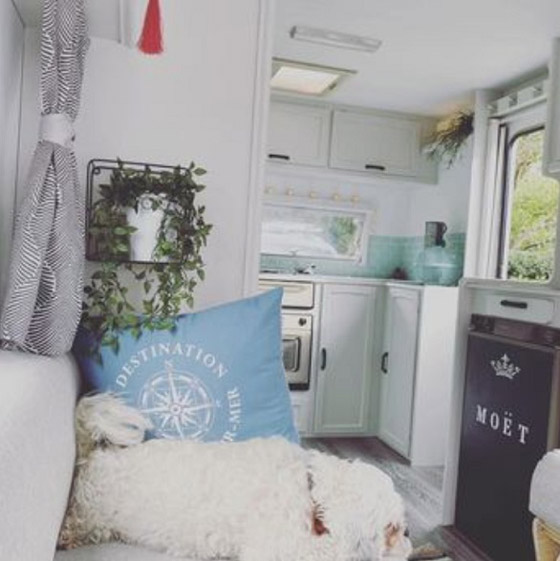 تحول كارافاناً اشترته من فيس بوك لمنزل جميل صورة رقم 6