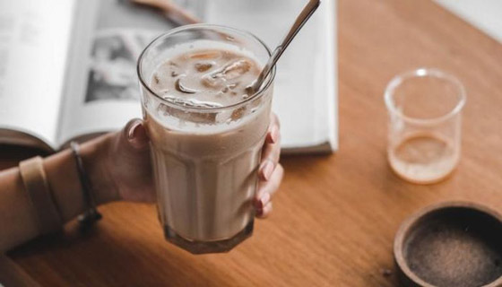 بخطوات بسيطة.. طريقة تحضير قهوة مثلجة خلال الصيف صورة رقم 9