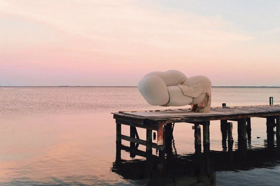 أريكة معلقة تجعلك تشعر وكأنك فوق السحاب صورة رقم 1