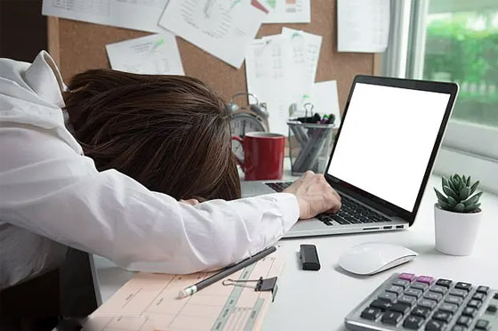 رغم جلوسنا على المكتب.. لماذا نُصاب بالإرهاق الجسدي بعد يوم العمل الطويل؟ صورة رقم 3 رغم جلوسنا على المكتب.. لماذا نُصاب بالإرهاق الجسدي بعد يوم العمل الطويل؟ صورة رقم 3