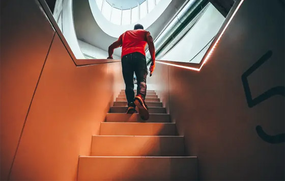 فوائد مذهلة لصعود الدرج بدلا من استخدام المصعد! صورة رقم 2 فوائد مذهلة لصعود الدرج بدلا من استخدام المصعد! صورة رقم 2