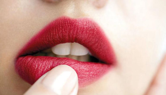 شفاه مفعمة بالأنوثة.. نصائح ذهبية لإطلالة مثيرة صورة رقم 1