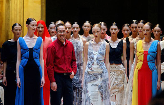 وفاة صاحب فكرة صنع الملابس من قطعة قماش واحدة صورة رقم 2