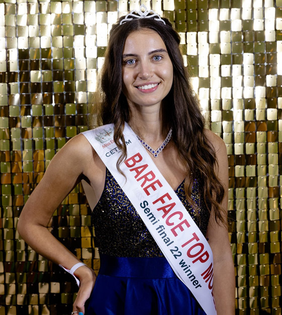 صور: أول متسابقة بالتاريخ تُشارك بلا مكياج في مسابقة ملكة جمال إنجلترا صورة رقم 1 صور: أول متسابقة بالتاريخ تُشارك بلا مكياج في مسابقة ملكة جمال إنجلترا صورة رقم 1