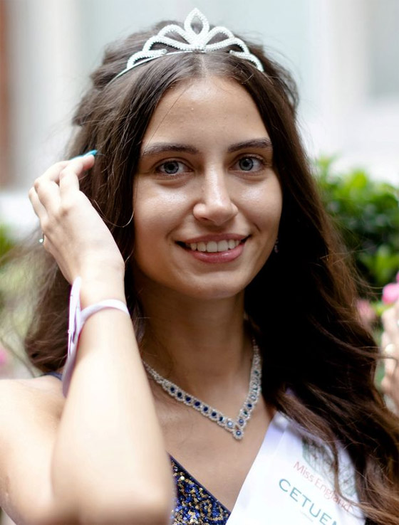 صور: أول متسابقة بالتاريخ تُشارك بلا مكياج في مسابقة ملكة جمال إنجلترا صورة رقم 8 صور: أول متسابقة بالتاريخ تُشارك بلا مكياج في مسابقة ملكة جمال إنجلترا صورة رقم 8