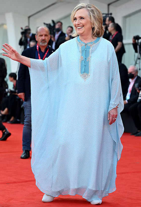 قفطان مغربي أزرق واسع يضع هيلاري كلينتون في ورطة (صور)!! صورة رقم 4 قفطان مغربي أزرق واسع يضع هيلاري كلينتون في ورطة (صور)!! صورة رقم 4