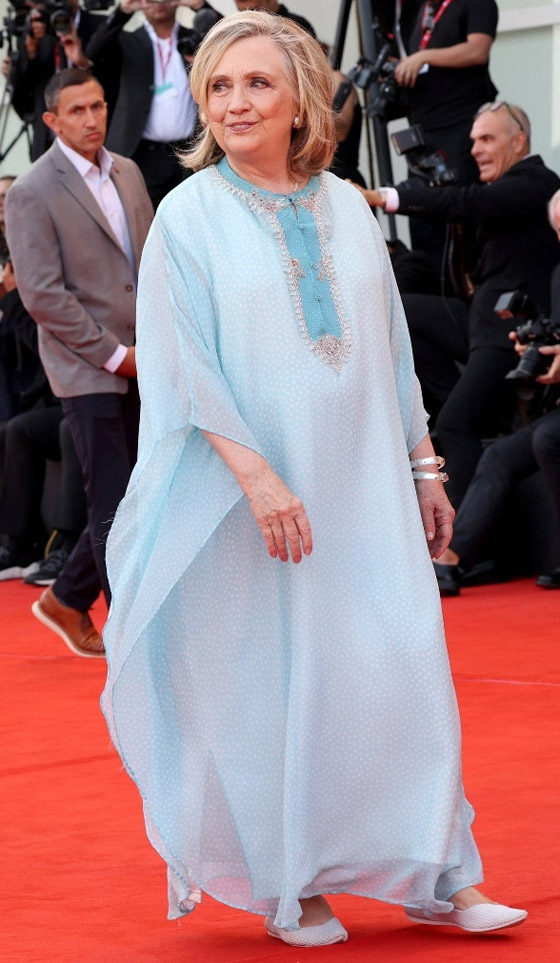 قفطان مغربي أزرق واسع يضع هيلاري كلينتون في ورطة (صور)!! صورة رقم 6 قفطان مغربي أزرق واسع يضع هيلاري كلينتون في ورطة (صور)!! صورة رقم 6