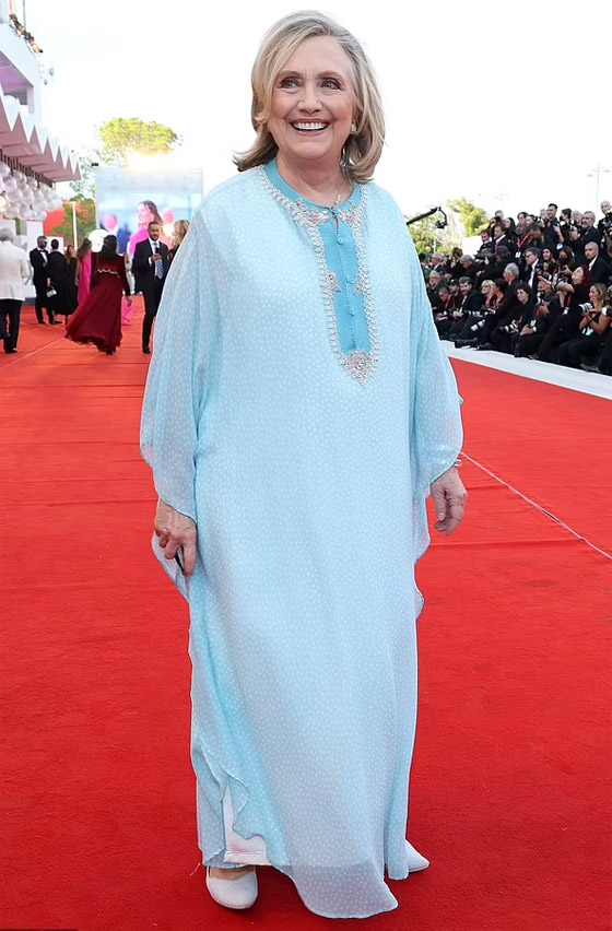 قفطان مغربي أزرق واسع يضع هيلاري كلينتون في ورطة (صور)!! صورة رقم 9 قفطان مغربي أزرق واسع يضع هيلاري كلينتون في ورطة (صور)!! صورة رقم 9