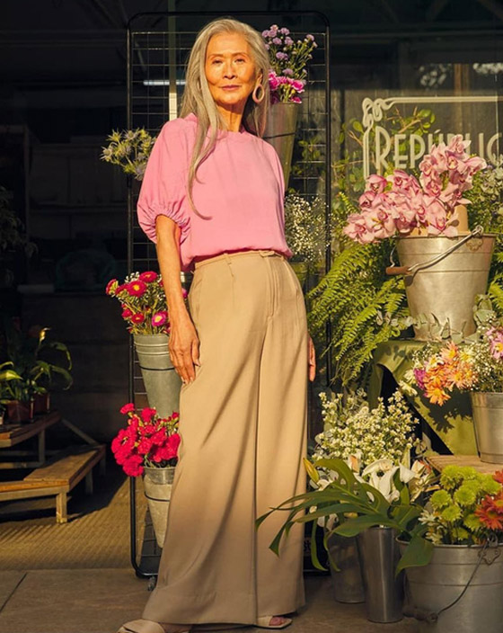 صور: عارضة أزياء بعمر 71 تكسر الصورة النمطية للجمال بعالم الموضة صورة رقم 4