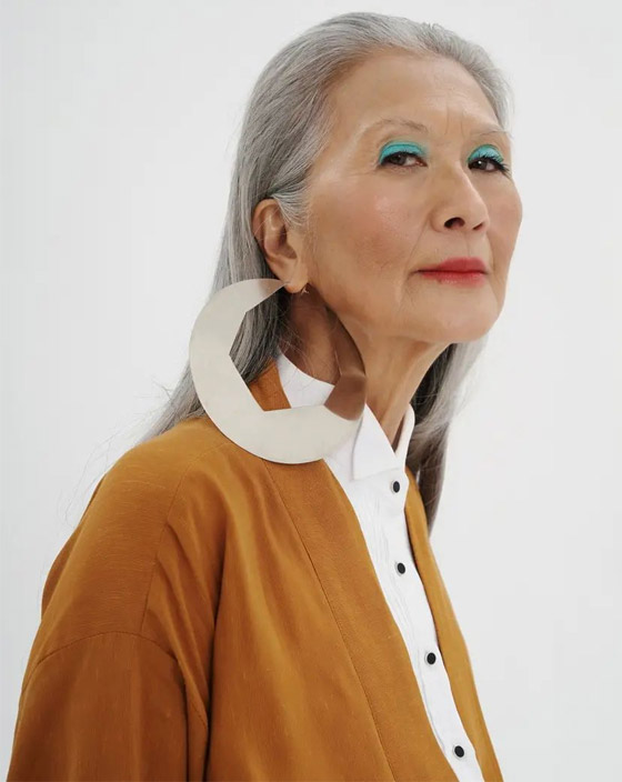 صور: عارضة أزياء بعمر 71 تكسر الصورة النمطية للجمال بعالم الموضة صورة رقم 14