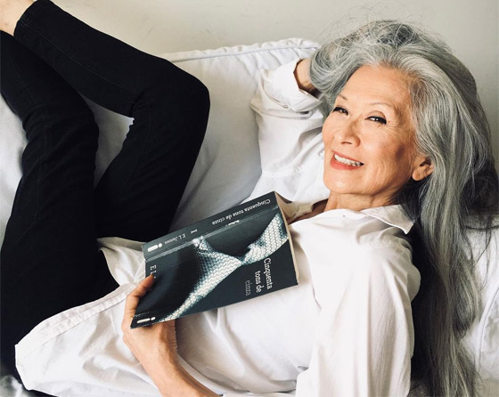 صور: عارضة أزياء بعمر 71 تكسر الصورة النمطية للجمال بعالم الموضة صورة رقم 15