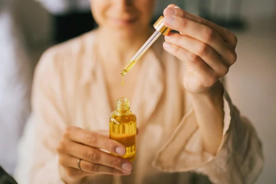 يعالج حب الشباب ويزيل تصبغات الجلد.. 5 فوائد لزيت العرق سوس للبشرة صورة رقم 10