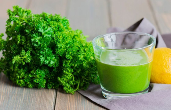 يزيل روائح الجسم الكريهة.. إليكم فوائد عصير البقدونس وطريقة تحضيره صورة رقم 5