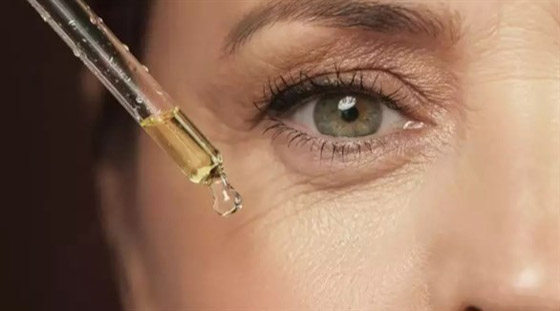 ما هو أفضل وقت لتطبيق المصل تحت العينين؟ صورة رقم 1