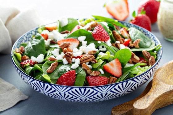إليكم وصفة سلطة سبانخ بالفراولة للرجيم.. شهية وخفيفة صورة رقم 1