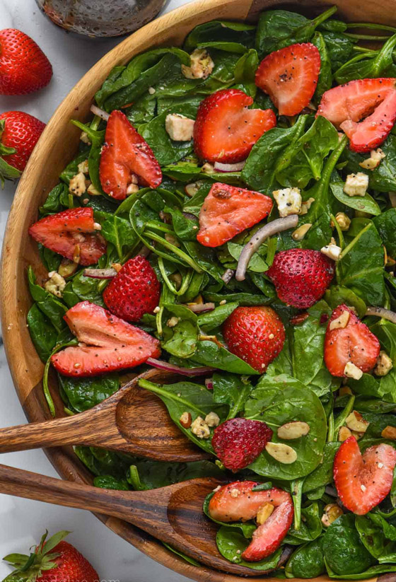 إليكم وصفة سلطة سبانخ بالفراولة للرجيم.. شهية وخفيفة صورة رقم 2