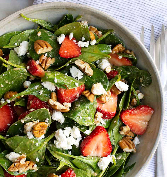 إليكم وصفة سلطة سبانخ بالفراولة للرجيم.. شهية وخفيفة صورة رقم 6