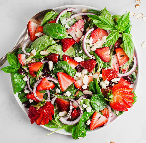 إليكم وصفة سلطة سبانخ بالفراولة للرجيم.. شهية وخفيفة صورة رقم 7