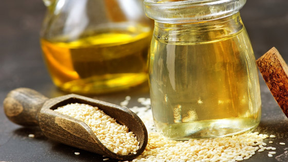 لهذه الأسباب.. لن تتخلي عن زيت السمسم في منزلك صورة رقم 4