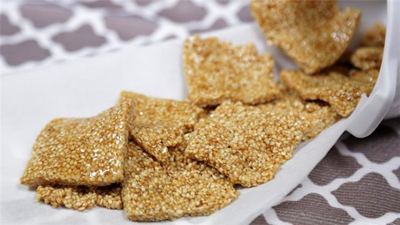 بمناسبة المولد النبوي الشريف... اليكم طريقة عمل السمسمية في البيت بالعسل و بدون عسل صورة رقم 1