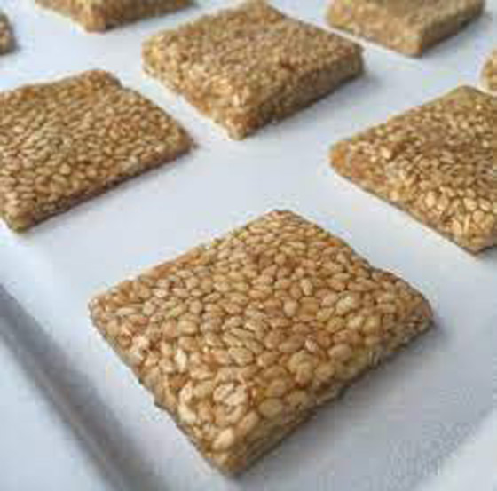 بمناسبة المولد النبوي الشريف... اليكم طريقة عمل السمسمية في البيت بالعسل و بدون عسل صورة رقم 2