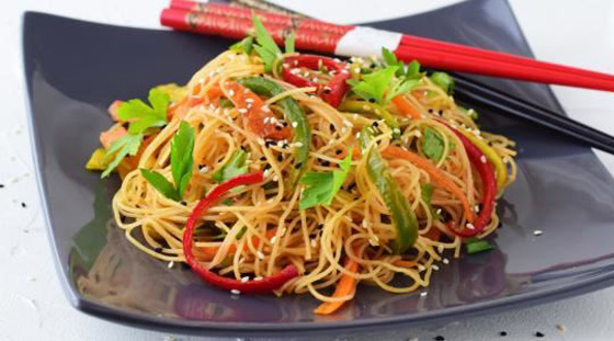 إليكم طريقة تحضير نودلز الدجاج.. وصفة غداء مبتكرة ولذيذة صورة رقم 1