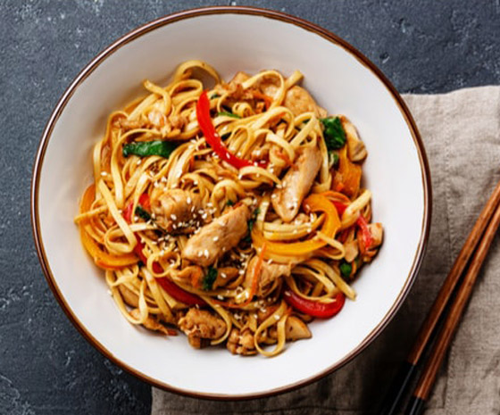 إليكم طريقة تحضير نودلز الدجاج.. وصفة غداء مبتكرة ولذيذة صورة رقم 2