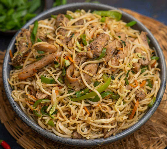 إليكم طريقة تحضير نودلز الدجاج.. وصفة غداء مبتكرة ولذيذة صورة رقم 4