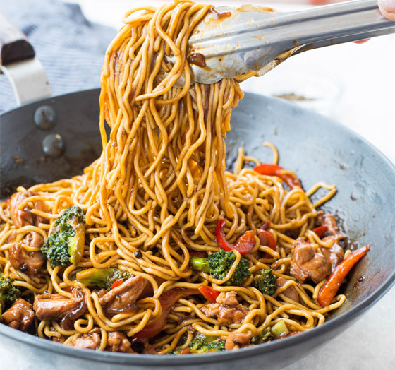 إليكم طريقة تحضير نودلز الدجاج.. وصفة غداء مبتكرة ولذيذة صورة رقم 6