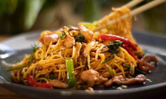 إليكم طريقة تحضير نودلز الدجاج.. وصفة غداء مبتكرة ولذيذة صورة رقم 7