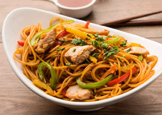 إليكم طريقة تحضير نودلز الدجاج.. وصفة غداء مبتكرة ولذيذة صورة رقم 8