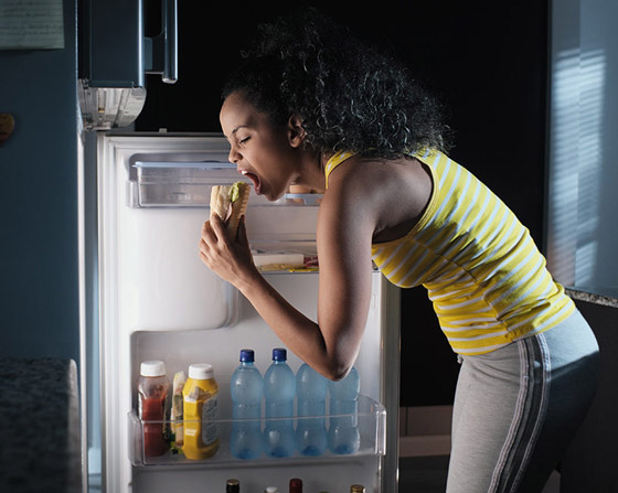 لمحبي الأكل في وقت متأخر.. هذا ما يحدث لصحتكم! صورة رقم 1