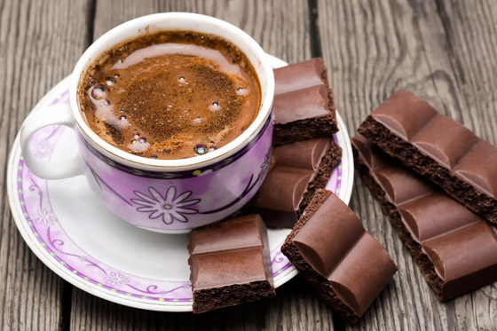 بينها الشوكولاتة.. 6 أطعمة قد تصيب بالتسمم عند تناول 