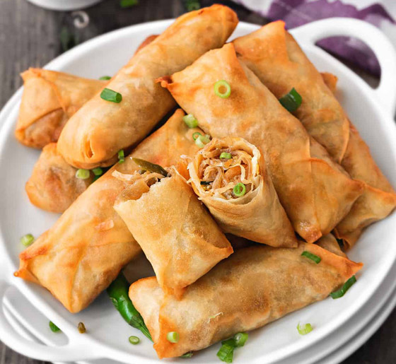 بمكونات بسيطة جدا.. إليكم طريقة تحضير سبرينغ رولز ولا أشهى صورة رقم 5