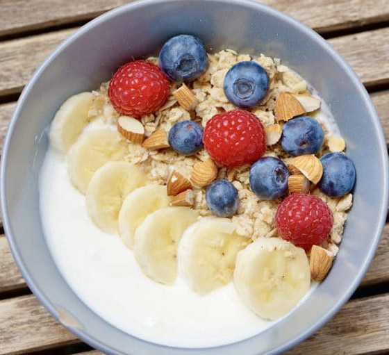 إليكم وصفة شوفان باللبن الزبادي والفواكه الخفيفة لرجيم صحي ولذيذ صورة رقم 4