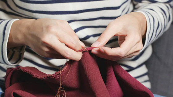 مع ارتفاع الأسعار.. إليكم 7 طرق لإصلاح الملابس الشتوية القديمة التالفة صورة رقم 1