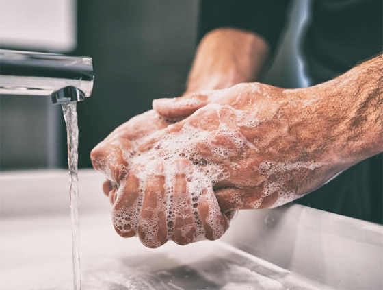 قللوا عدد مرات الاستحمام.. أسباب جفاف الجلد وطرق علاجه صورة رقم 5