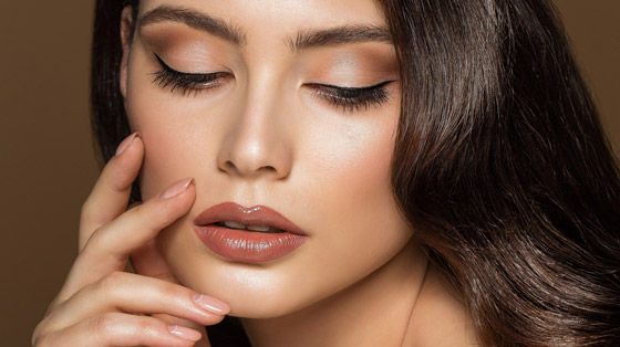 عند وضع أحمر الشفاه.. أخطاء تجعلك تتقدمين في العمر صورة رقم 5