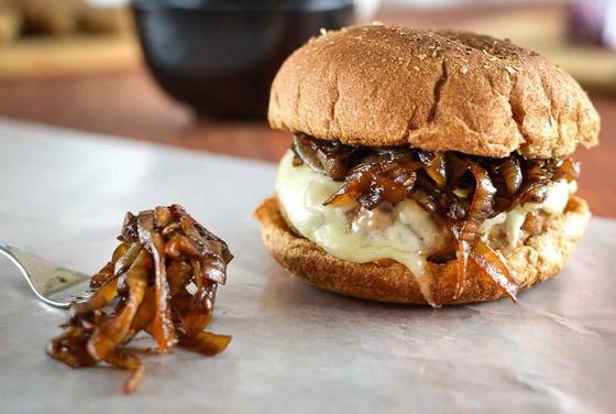 إليكم طريقة عمل البصل المكرمل للبرغر.. طعم طيب ومذهل صورة رقم 2