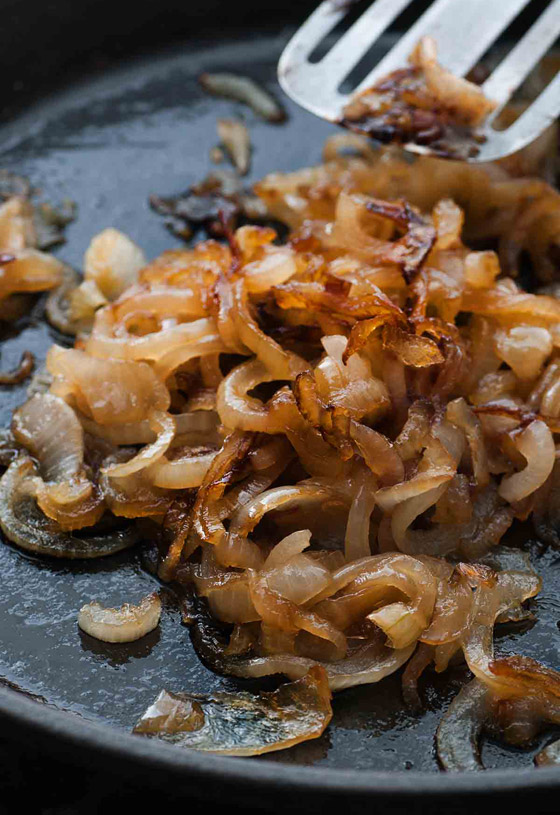 إليكم طريقة عمل البصل المكرمل للبرغر.. طعم طيب ومذهل صورة رقم 3