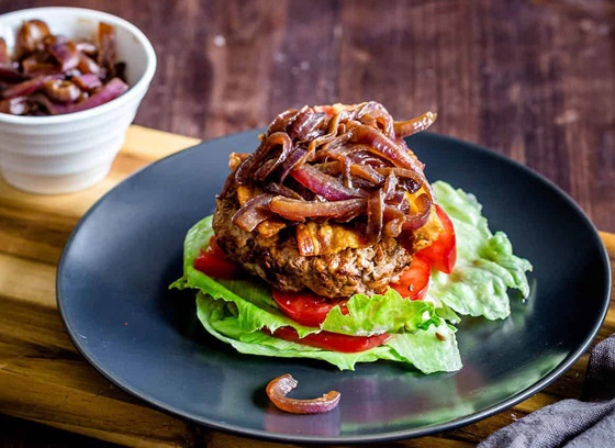 إليكم طريقة عمل البصل المكرمل للبرغر.. طعم طيب ومذهل صورة رقم 5