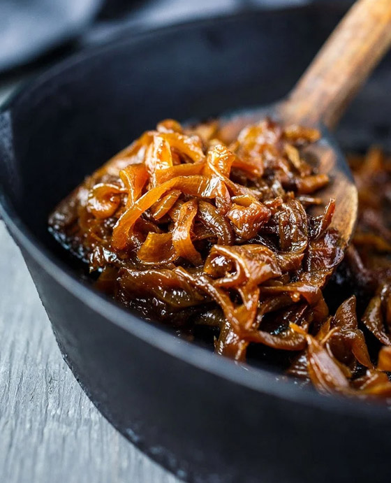 إليكم طريقة عمل البصل المكرمل للبرغر.. طعم طيب ومذهل صورة رقم 6