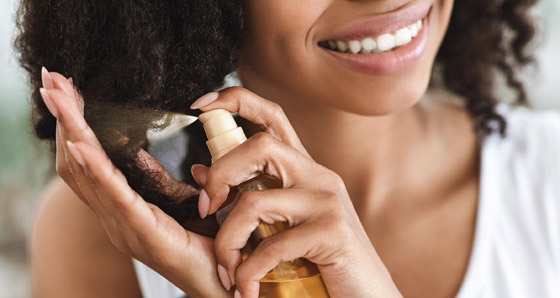 يغذي فروة الرأس ويزيل الروائح.. فوائد عطر الشعر وطرق استعماله صورة رقم 2 يغذي فروة الرأس ويزيل الروائح.. فوائد عطر الشعر وطرق استعماله صورة رقم 2