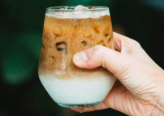 بدأت بالجزائر وانتشرت للعالم عبر فرنسا.. القهوة المثلجة وكيفية تحضيرها صورة رقم 1