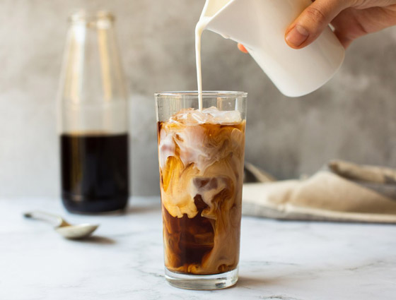 بدأت بالجزائر وانتشرت للعالم عبر فرنسا.. القهوة المثلجة وكيفية تحضيرها صورة رقم 3