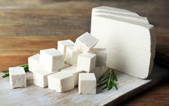 استبدل جبنة الفيتا بالحلوم أو الموزاريلا.. لهذا السبب! صورة رقم 3