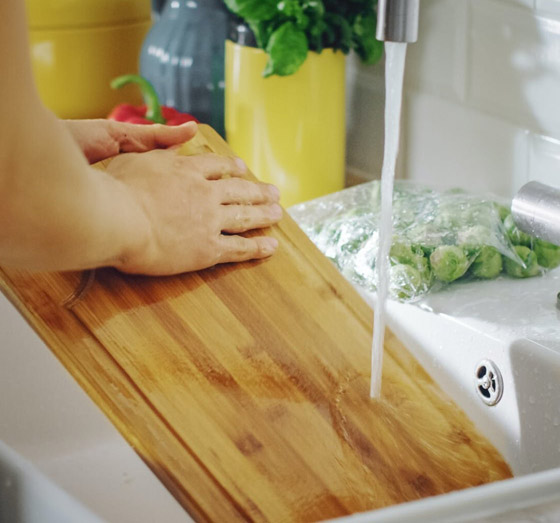 هكذا يتم تنظيف الأواني وأدوات المطبخ الخشبية.. نصائح لحماية الصحة صورة رقم 2 هكذا يتم تنظيف الأواني وأدوات المطبخ الخشبية.. نصائح لحماية الصحة صورة رقم 2