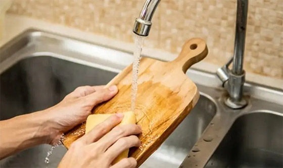 هكذا يتم تنظيف الأواني وأدوات المطبخ الخشبية.. نصائح لحماية الصحة صورة رقم 1 هكذا يتم تنظيف الأواني وأدوات المطبخ الخشبية.. نصائح لحماية الصحة صورة رقم 1