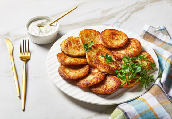 إليكم طريقة تحضير بان كيك البطاطس والجبنة.. وصفة طيبة ومميزة صورة رقم 1